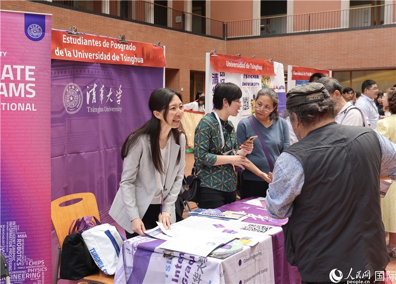 旅西華人華僑在展臺(tái)前咨詢。人民網(wǎng)記者 顏歡攝