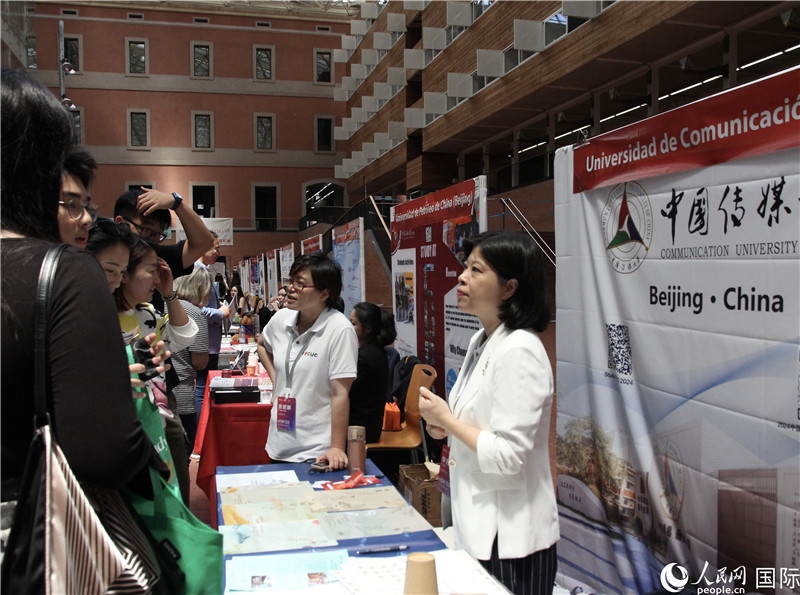旅西華人華僑在展臺(tái)前咨詢。人民網(wǎng)記者 許海林?jǐn)z