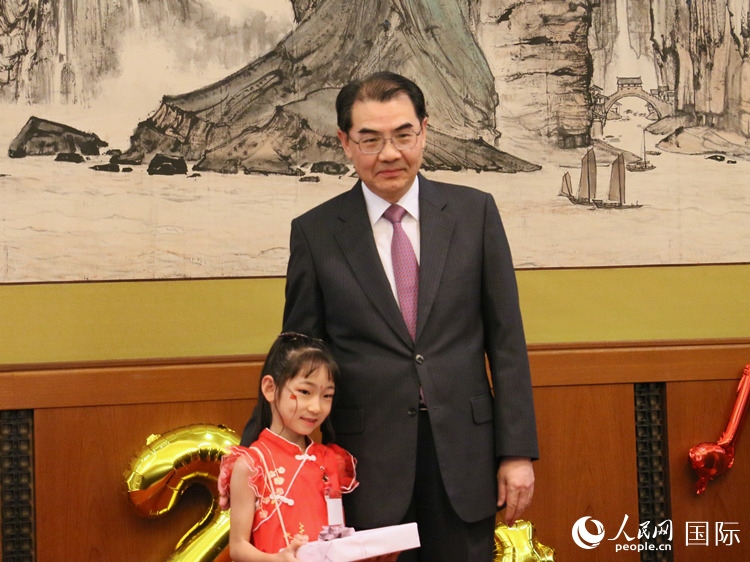 吳江浩大使向中文朗誦比賽獲獎(jiǎng)選手代表贈(zèng)送書籍。人民網(wǎng) 許可攝