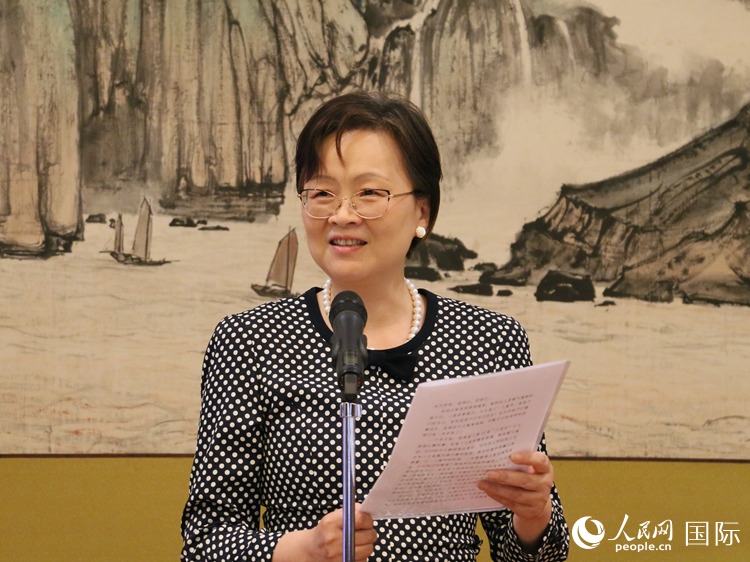 大使夫人丁玥致辭。人民網(wǎng) 許可攝