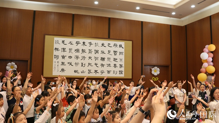 小朋友們合唱《明天會(huì)更好》。人民網(wǎng) 許可攝