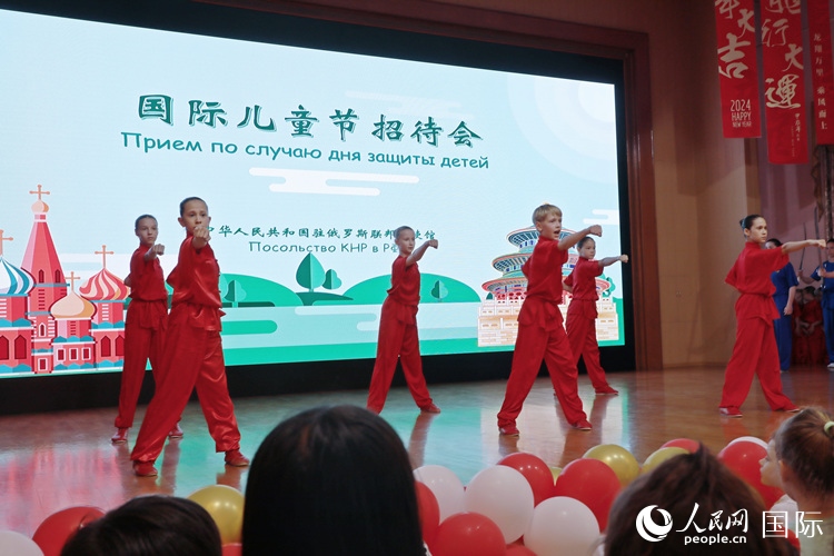 俄羅斯少年進行武術(shù)表演。人民網(wǎng)記者 隋鑫攝