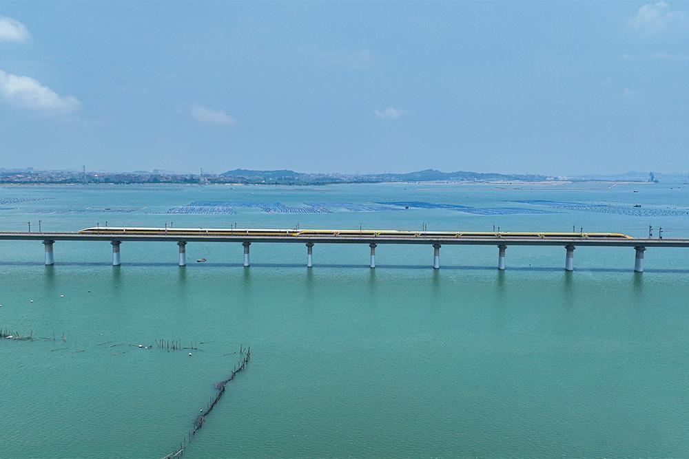 △2023年6月28日，CR450動(dòng)車組試驗(yàn)列車在湄洲灣跨海大橋交會(huì)運(yùn)行，單列最高運(yùn)行時(shí)速達(dá)到453公里。