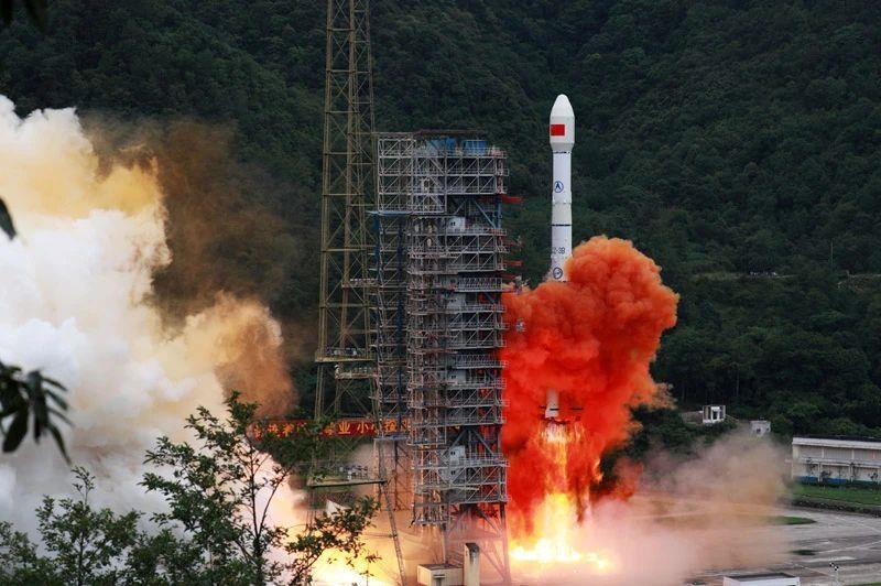 △2020年6月23日，我國(guó)北斗三號(hào)全球衛(wèi)星導(dǎo)航系統(tǒng)最后一顆組網(wǎng)衛(wèi)星在西昌衛(wèi)星發(fā)射中心點(diǎn)火升空。同年7月，北斗三號(hào)系統(tǒng)正式開通全球服務(wù)，“中國(guó)的北斗”真正成為“世界的北斗”。