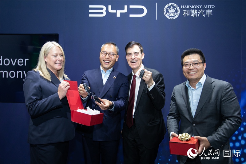 兩位英國(guó)消費(fèi)者獲得新車鑰匙。人民網(wǎng)記者 許立群攝影