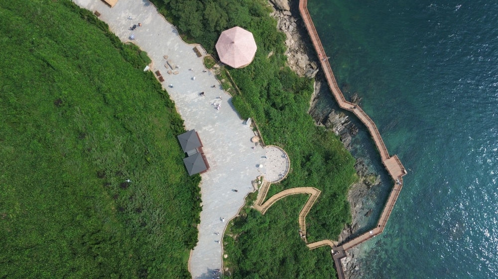 2023年8月16日，長(zhǎng)?？h小長(zhǎng)山島小水口森林公園一角（無(wú)人機(jī)照片）。新華社記者 陳為 攝