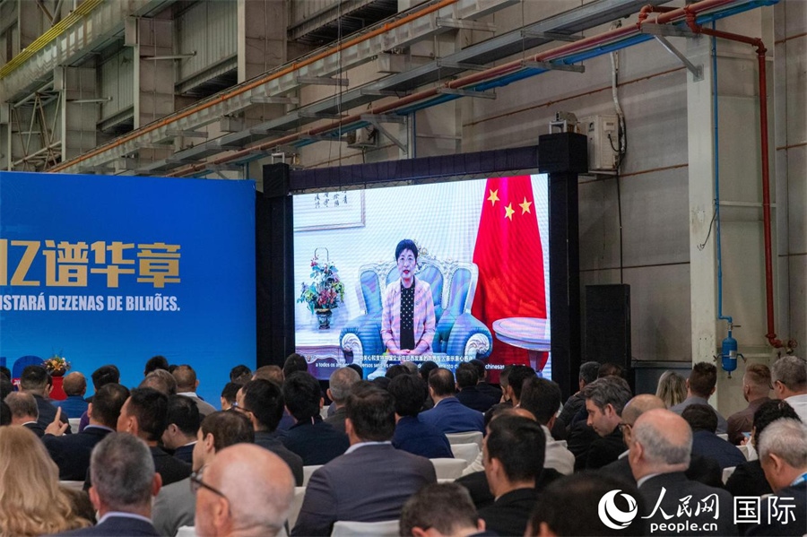 中國駐里約熱內(nèi)盧總領(lǐng)事田敏在視頻致辭中表示，中國是米納斯吉拉斯州第一大貿(mào)易伙伴和重要投資來源國。近年來，雙方在貿(mào)易投資、科技創(chuàng)新、裝備制造、人文交流等領(lǐng)域開展了富有成果的合作。 人民日報社拉美中心分社 威廉·科埃略·維亞納攝