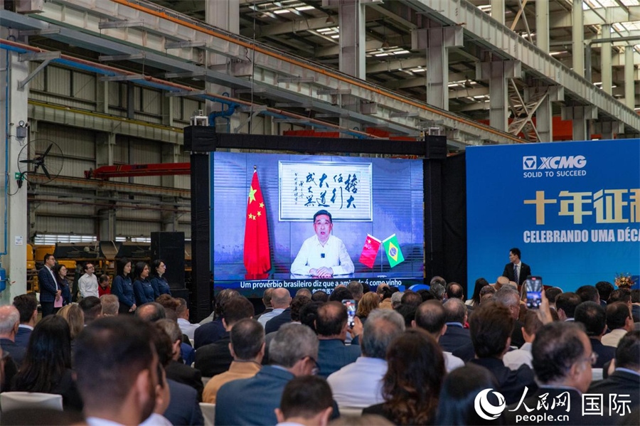徐工集團(tuán)、徐工機(jī)械董事長楊東升在視頻致辭中表示，徐工作為中國工程機(jī)械的排頭兵，堅定不移實施國際化主戰(zhàn)略，投資運(yùn)營的徐工巴西制造基地成為見證中巴友誼的標(biāo)桿示范。 人民日報社拉美中心分社 威廉·科埃略·維亞納攝