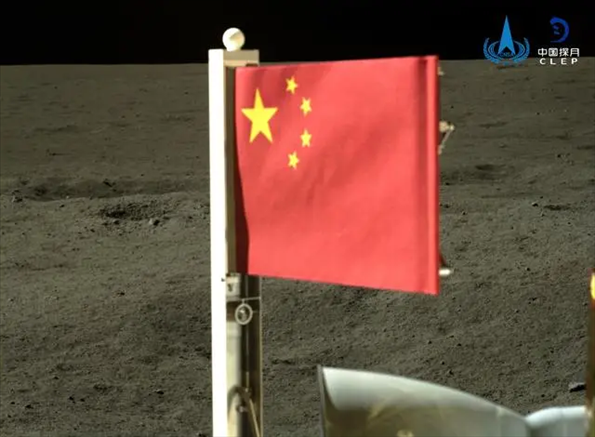 五星紅旗在落于月背的嫦娥六號(hào)探測(cè)器上展開(kāi)。