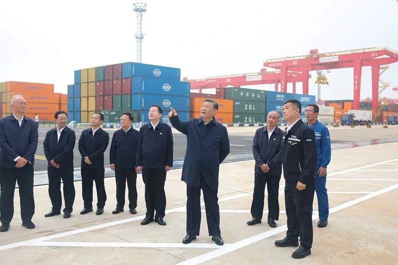 2024年5月22日，習(xí)近平總書記在山東日照港察看全自動(dòng)化集裝箱碼頭作業(yè)場(chǎng)景。