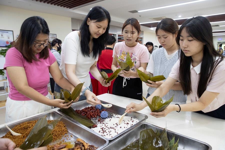 2024年6月1日，海峽兩岸青年學(xué)生在華東師范大學(xué)包粽子、做香囊，體驗(yàn)傳統(tǒng)文化。