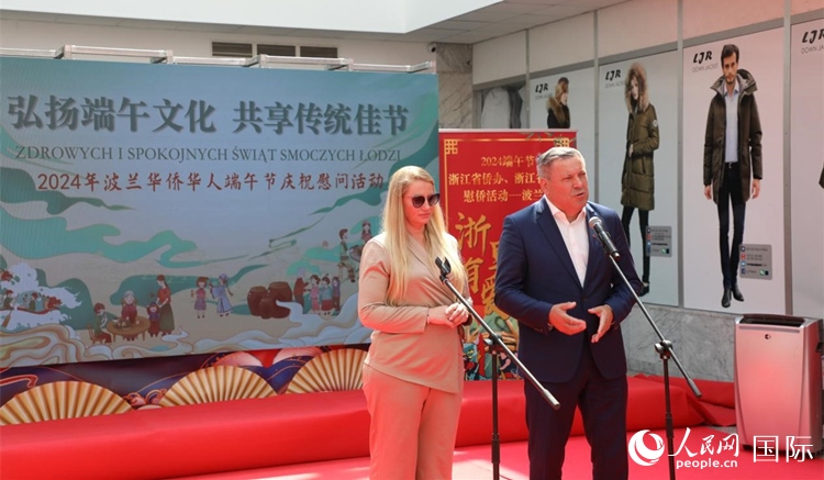 皮耶霍欽斯基（右）在活動上致辭。人民網(wǎng)記者 李增偉攝