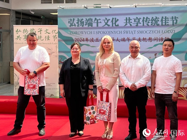 向波蘭友人發(fā)放端午節(jié)慰問品。人民網(wǎng)記者 李增偉攝