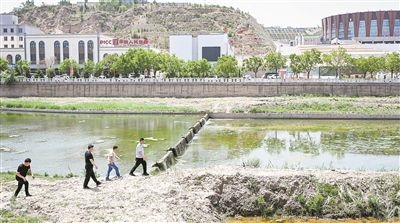 工作人員在內(nèi)蒙古呼和浩特市清水河縣城關(guān)鎮(zhèn)清水河河道巡查。新華社記者 貝赫攝