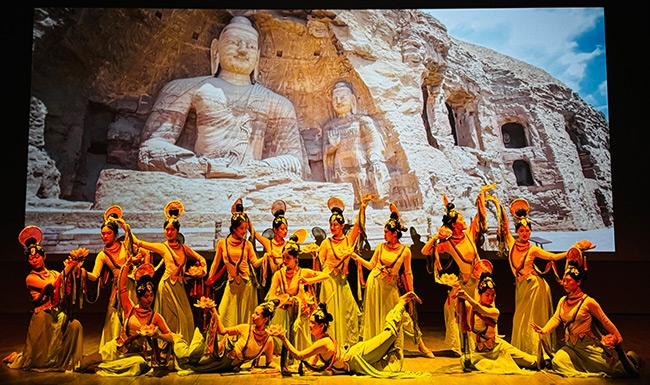 展演現(xiàn)場，同學(xué)們在表演節(jié)目《云岡飛天印象》。校方供圖