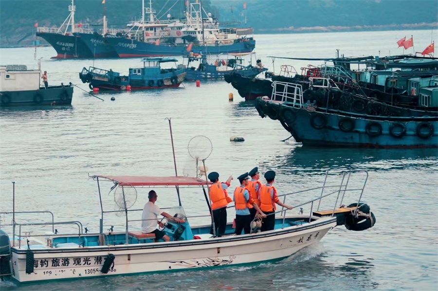 圖為寧德市霞浦縣溪南鎮(zhèn)“海管中隊(duì)”開展海上流動日常巡查