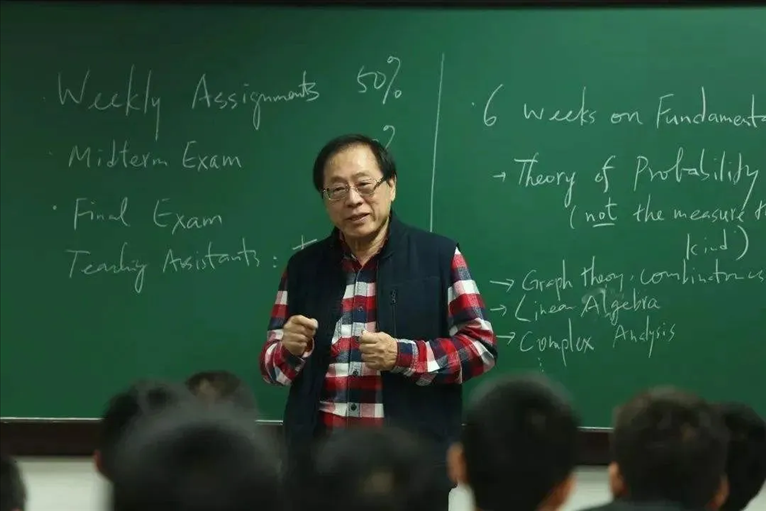 △姚期智為清華大學學生授課。