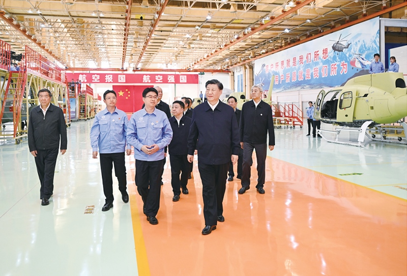 2023年10月10日至13日，中共中央總書記、國家主席、中央軍委主席習(xí)近平在江西考察。這是11日上午，習(xí)近平在景德鎮(zhèn)市昌河飛機(jī)工業(yè)（集團(tuán)）有限公司考察。 新華社記者 燕雁/攝