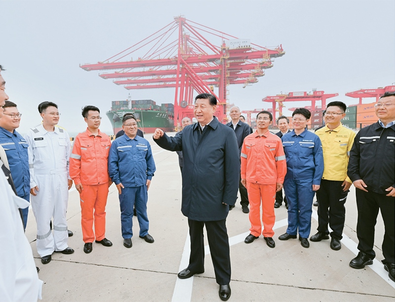 2024年5月22日至24日，中共中央總書記、國家主席、中央軍委主席習(xí)近平在山東考察。這是22日下午，習(xí)近平在日照港親切慰問港口科技工作者、運(yùn)營人員、航運(yùn)人員。 新華社記者 謝環(huán)馳/攝