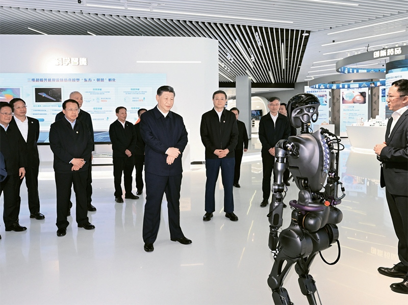 2023年11月28日至12月2日，中共中央總書記、國家主席、中央軍委主席習(xí)近平在上海考察。這是11月28日下午，習(xí)近平在浦東新區(qū)張江科學(xué)城參觀上海科技創(chuàng)新成果展。 新華社記者 謝環(huán)馳/攝