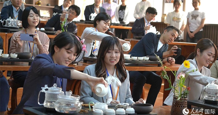 日本創(chuàng)價學會青年代表團在新疆師范大學體驗中國茶藝。人民網(wǎng)記者 張麗婭攝