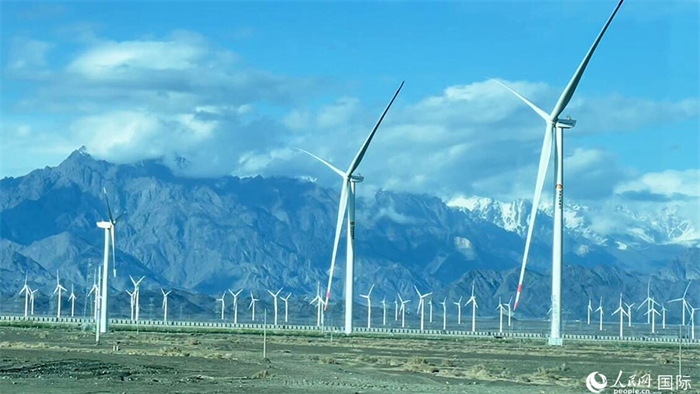 從烏魯木齊到吐魯番沿途的風力發(fā)電設備。人民網(wǎng)記者 張麗婭攝