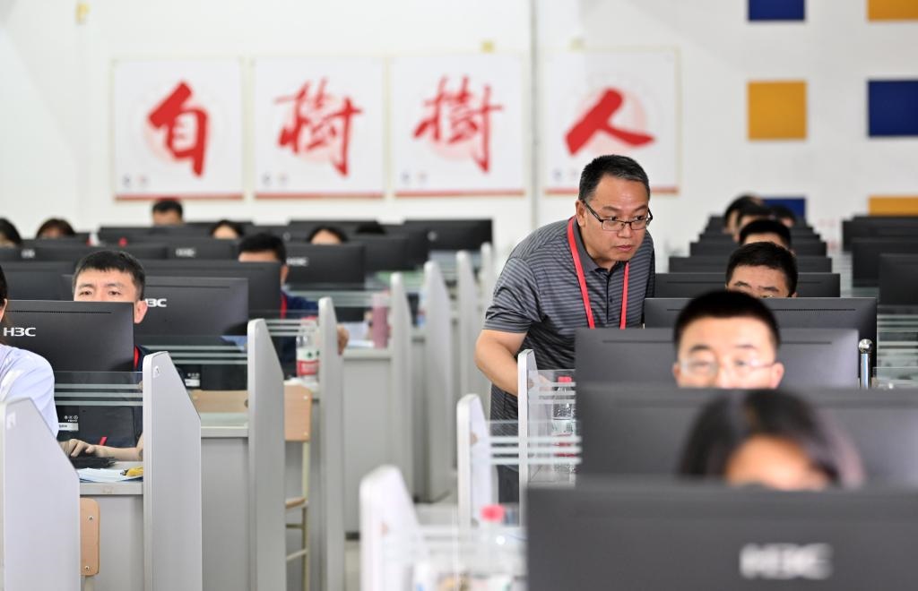 6月14日，評卷教師在天津師范大學(xué)評卷點(diǎn)評卷。新華社記者 李然 攝