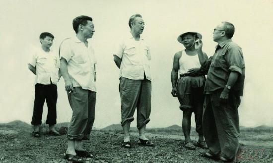 1978年8月，習(xí)仲勛（左三）在廣東惠陽(yáng)農(nóng)村調(diào)研。在清華大學(xué)讀書(shū)的習(xí)近平（左一）利用暑假時(shí)間參加社會(huì)實(shí)踐，隨同父親一起下鄉(xiāng)。