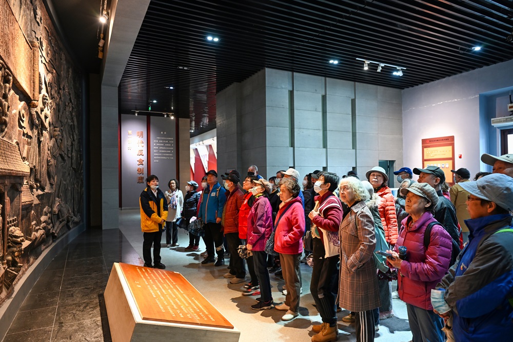 △ 2024年4月10日，北京朝陽區(qū)安慧里社區(qū)黨委組織離退休黨員參觀“明鏡昭廉”明代反貪尚廉歷史文化園。