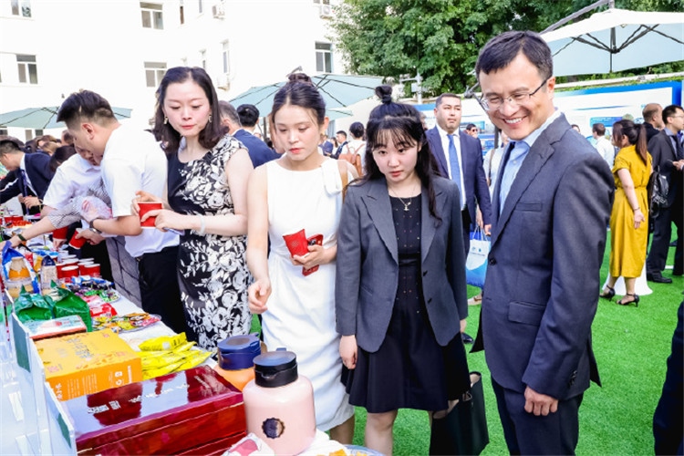 與會嘉賓參觀品鑒上合組織農(nóng)業(yè)基地特產(chǎn)。主辦方供圖