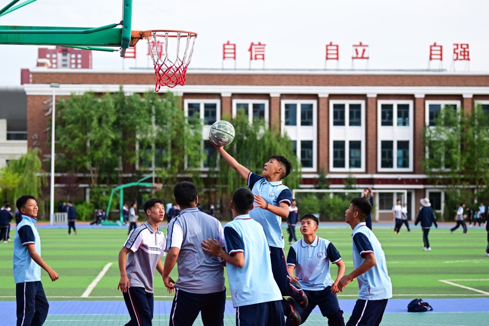 2024年6月18日，果洛西寧民族中學(xué)學(xué)生在打籃球。