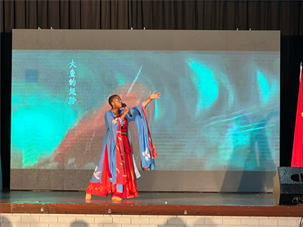一等獎(jiǎng)獲得者彩翼進(jìn)行才藝表。（圖片來源：孔子課堂）
