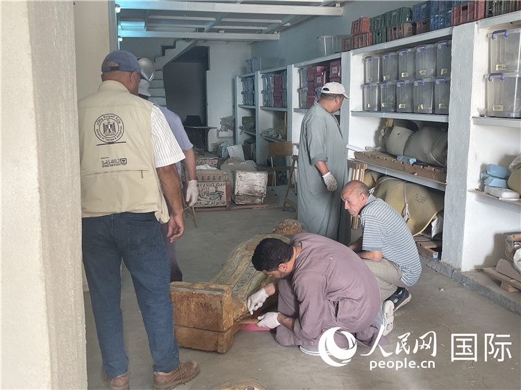 圖為中埃薩卡拉新出土文物數(shù)字化調(diào)查與研究項目團隊在工作現(xiàn)場。薛江攝