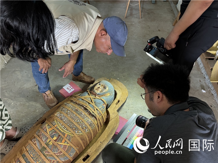 圖為中埃薩卡拉新出土文物數(shù)字化調(diào)查與研究項目團隊在工作現(xiàn)場。薛江攝