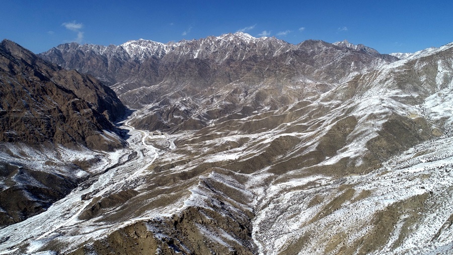 2023年2月9日在寧夏賀蘭山蘇峪口國(guó)家森林公園拍攝的雪后賀蘭山（無人機(jī)照片）。新華社記者 王鵬 攝