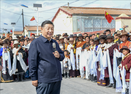 2021年6月7日至9日，習(xí)近平總書記在青?？疾?。這是8日下午，習(xí)近平在海北藏族自治州剛察縣沙柳河鎮(zhèn)果洛藏貢麻村考察時(shí)，同村民們親切交流。新華社記者 謝環(huán)馳 攝