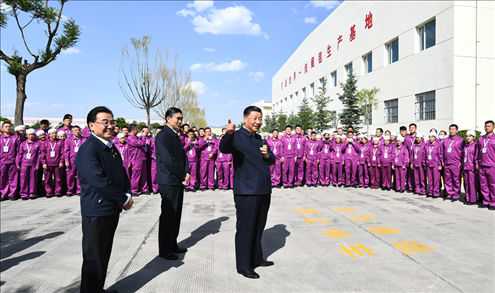 2021年6月7日至9日，習(xí)近平總書記在青?？疾臁＿@是7日下午，習(xí)近平總書記在青海圣源地毯集團(tuán)有限公司考察時(shí)，同企業(yè)員工親切交流。新華社記者 謝環(huán)馳 攝