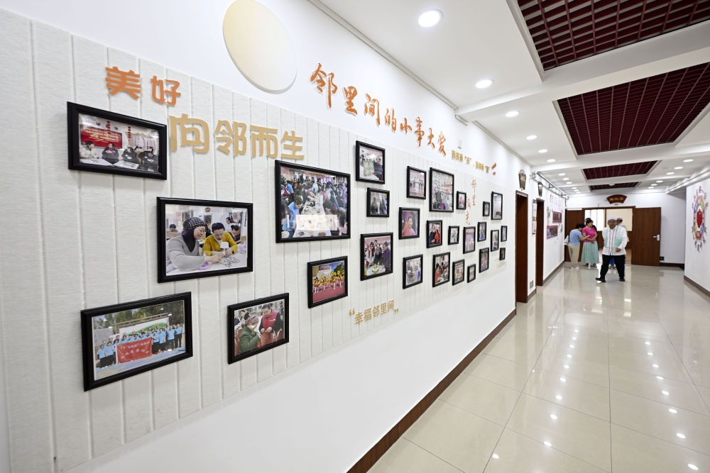6月19日在長城花園社區(qū)黨群服務中心拍攝的照片墻。