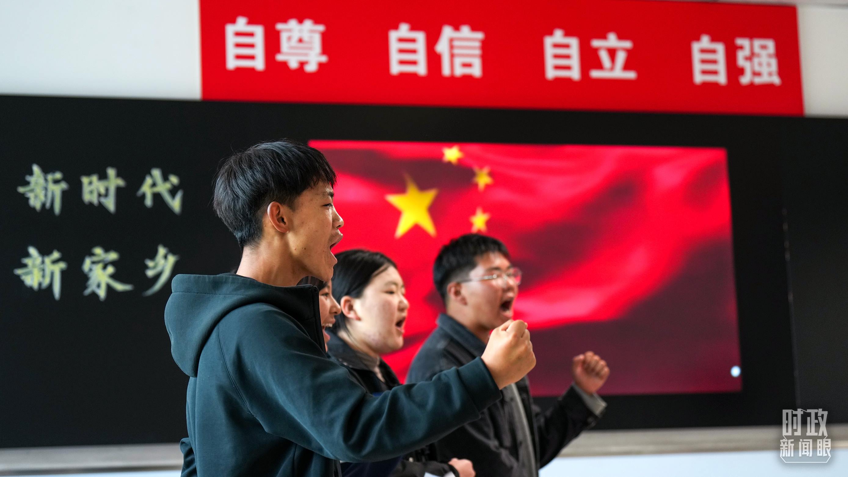 △果洛西寧民族中學(xué)高一（1）班的“新時(shí)代、新家鄉(xiāng)”主題思政課。（總臺(tái)央視記者許永松、國廣記者李晉拍攝）