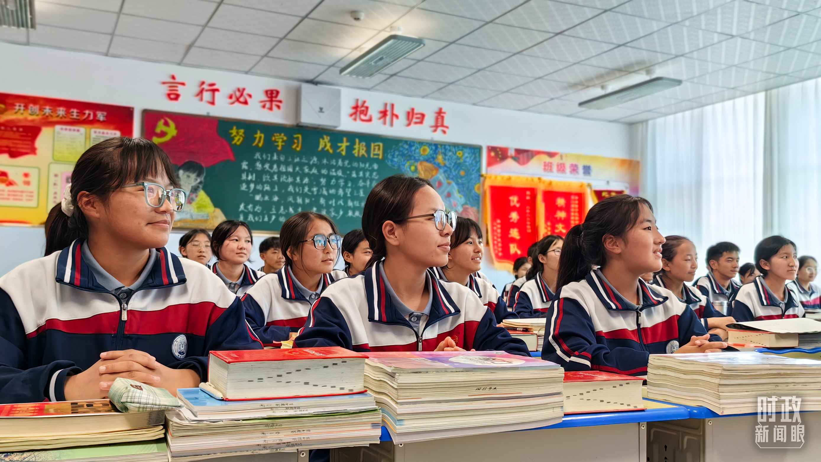 △果洛西寧民族中學(xué)高一（1）班的“新時(shí)代、新家鄉(xiāng)”主題思政課。（總臺(tái)央視記者段德文拍攝）