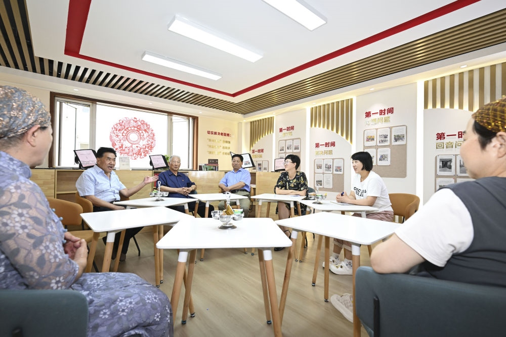 6月20日，長城花園社區(qū)居民在居民議事廳議事。