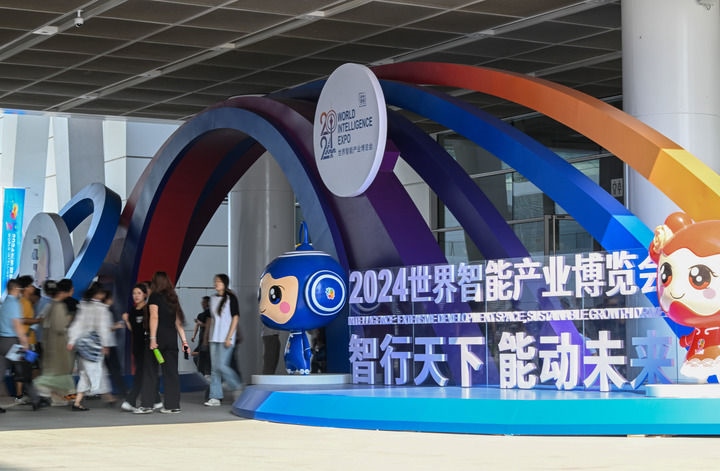 6月20日，與會者走入國家會展中心（天津）參會。新華社記者 孫凡越 攝