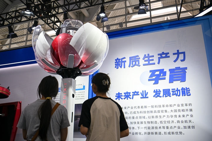 6月20日，與會者參觀天津云圣智能科技有限責(zé)任公司展區(qū)展出的“圣·寶蓮燈”全自主無人機(jī)巡檢系統(tǒng)。新華社記者 孫凡越 攝