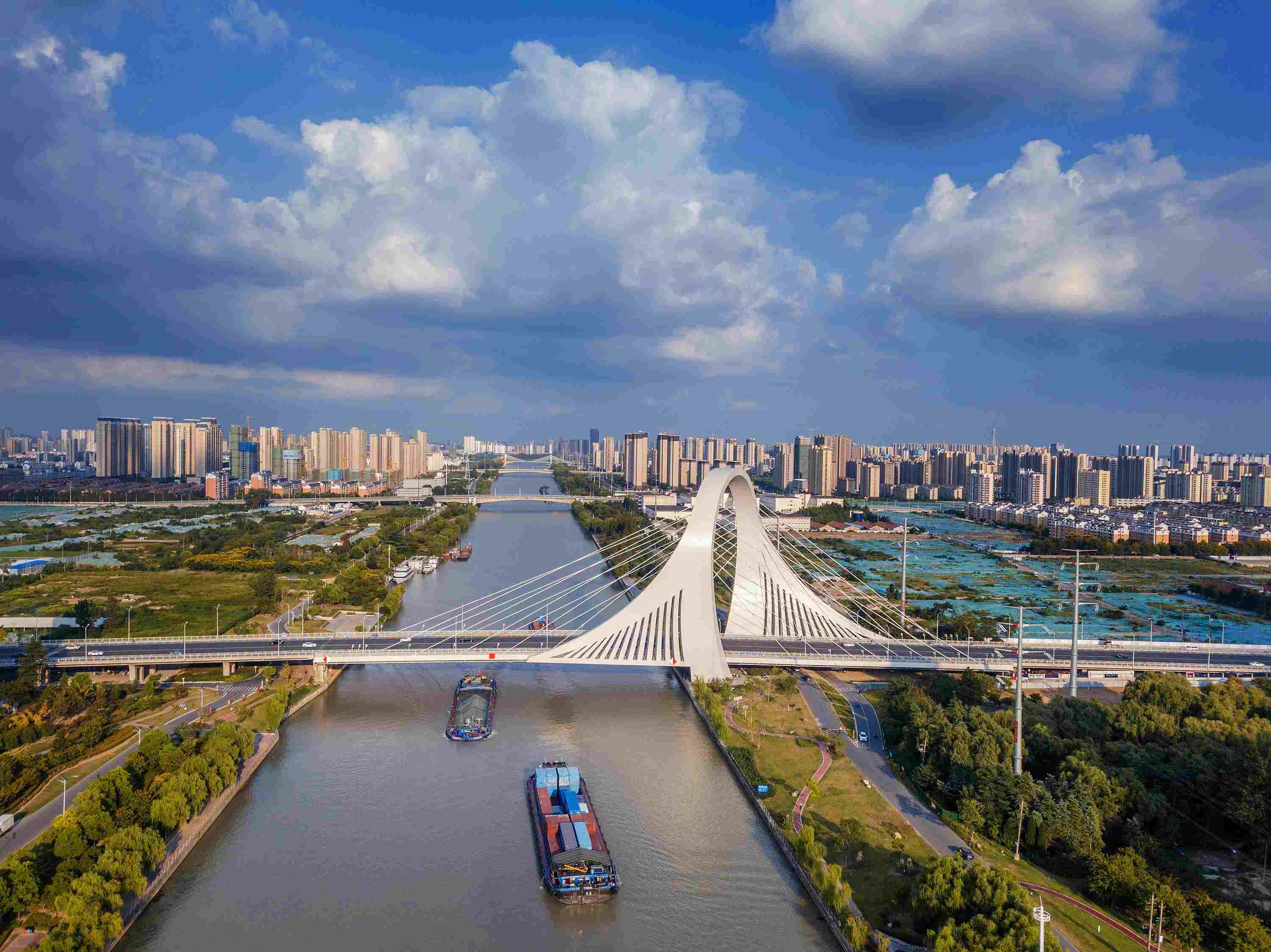 2022年9月12日，幾艘船舶行駛在江蘇淮安運(yùn)河大橋附近。