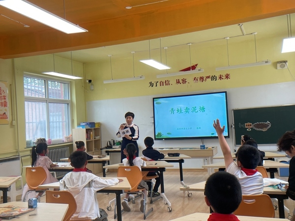 學生們在教室上語文課。 人民網(wǎng)記者 陳琦攝