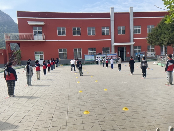 學生們在操場上上體育課。人民網(wǎng)記者 陳琦攝