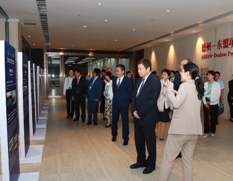 與會嘉賓參觀圖片展。中國外文局供圖