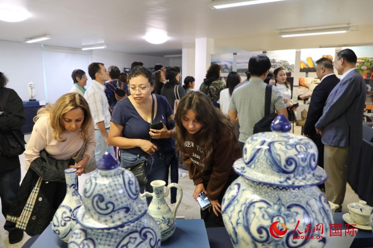在展覽現(xiàn)場，觀眾們駐足欣賞德化瓷和墨西哥彩瓷。人民網(wǎng) 埃內(nèi)斯托·多明戈斯攝
