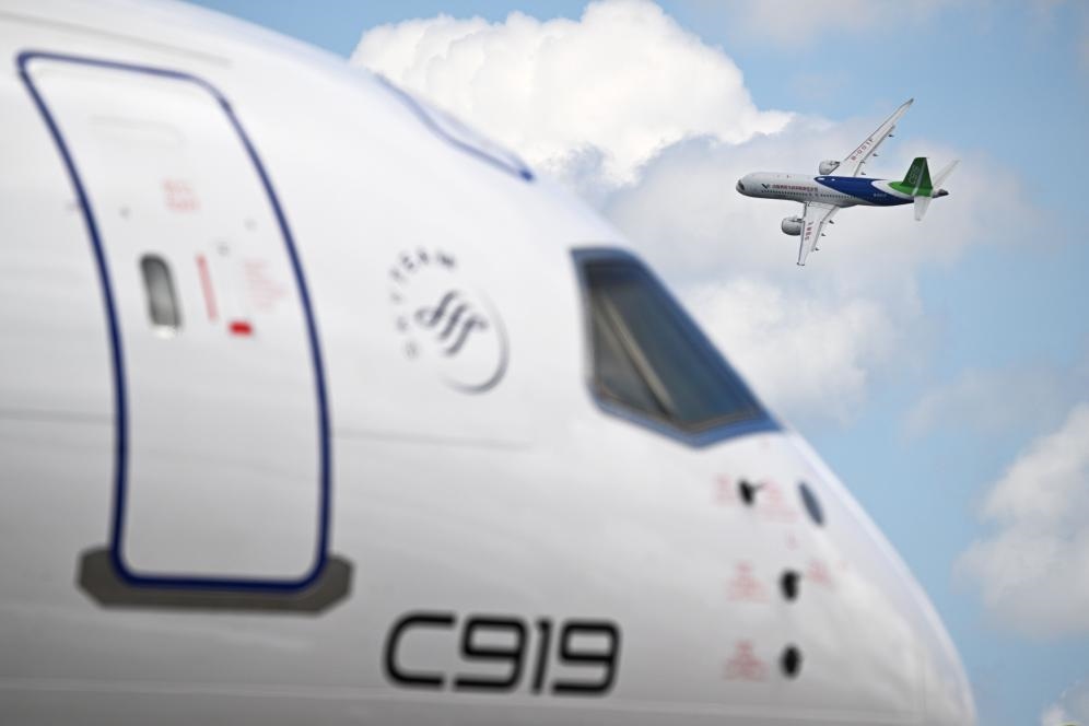 一架中國商飛公司C919客機(jī)在新加坡航展上做飛行表演（2024年2月20日攝）。新華社發(fā)（鄧智煒攝）