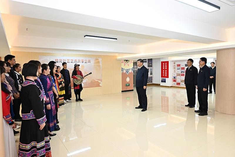 2023年12月14日，習(xí)近平總書記在廣西南寧市良慶區(qū)蟠龍社區(qū)黨群服務(wù)中心文體活動室同社區(qū)居民親切交流。